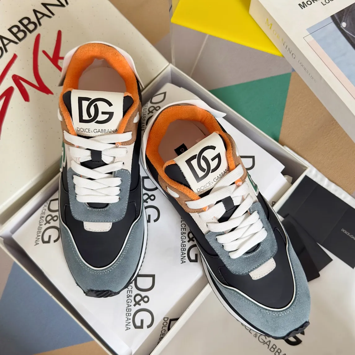 Factory P440💰D&G's latest Cushion series casual sports shoes, dad shoes, running shoes, original purchase and development, production, handmade, but always looking to the future. The new Cushion sneakers feature a two-tone suede upper accented by a mesh contrasting printed DG cross logo on the side. The lightweight, grippy rubber outsole adopts an innovative design to provide excellent performance, and the jacquard label adds timeless style. Exquisite packaging at the delivery counter🛍📦 ▪️ Fabric: Original custom-made first-layer cowhide ▪️ Lining: Original custom-made breathable towel lining ▪️ Sole: Original open-molded rubber material ▪️ Bottom thickness: 3.5CM ▪️ Size: Men's 38-45